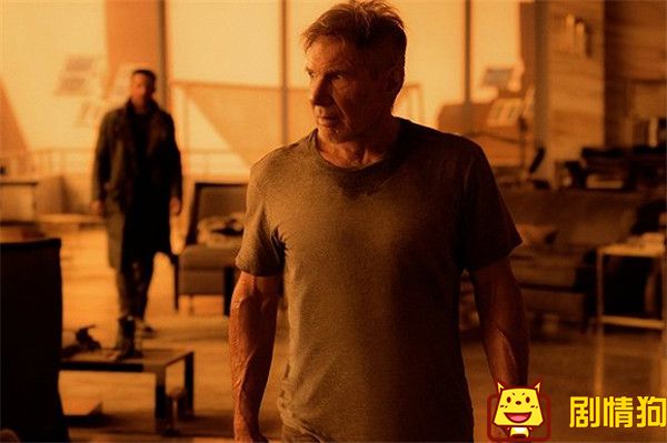 银翼杀手2049是银翼杀手的第二部吗?高司令扮演的是人类还是复制人？